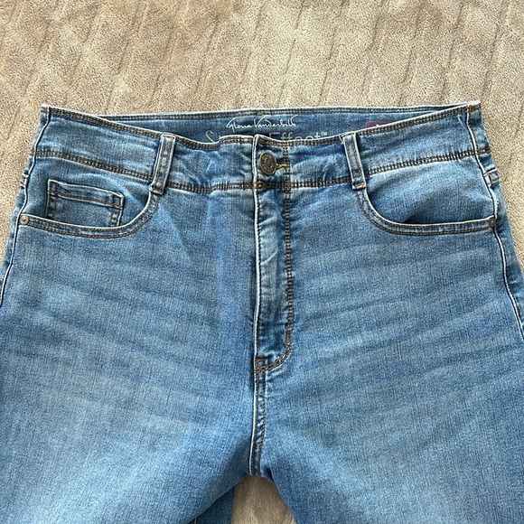 PRICE JUST REDUCED!!! NWOT!!! Gloria Vanderbilt wide leg crop jeans. - Picture 4 of 8